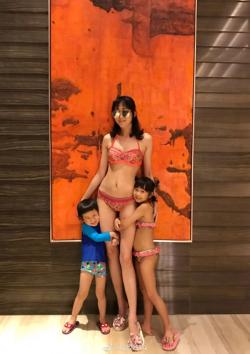 Cô vợ sexy khiến sao "Thiên long bát bộ" tình nguyện chăm sóc "vùng nhạy cảm"