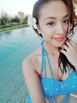 "Mẹ đơn thân" Vân Hugo quá bốc lửa với bikini căng nuột bỏ xa gái 18