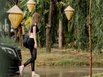 Ngọc Trinh khoe eo thon khi đi tập võ