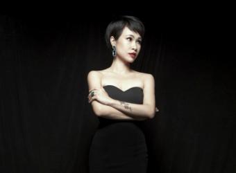 Uyên Linh nhờ cộng đồng mạng nhắn gửi người lấy hành lý trị giá trăm triệu của mình tại sân bay
