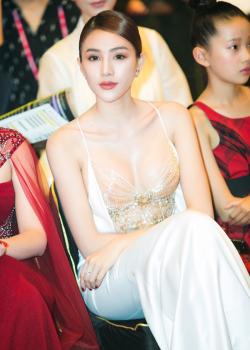Lê Hà cùng đồng nghiệp đi công tác Hàn Quốc