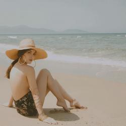 Yến Trang bất ngờ "thả rông" hững hờ với áo tắm