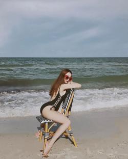 Yến Trang bất ngờ "thả rông" hững hờ với áo tắm