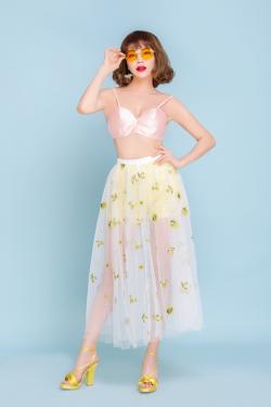 Trà Ngọc Hằng croptop nổi bật khoe vẻ đẹp sexy ngày hè