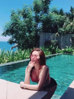 Bảo Thy khoe hông quả táo với bikini khiến bao anh "xin chết"