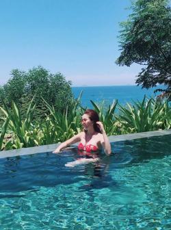 Bảo Thy khoe hông quả táo với bikini khiến bao anh "xin chết"