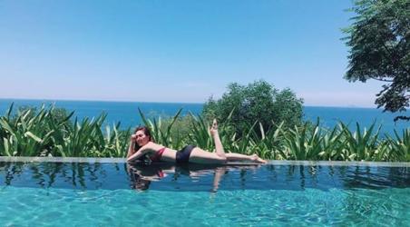 Bảo Thy khoe hông quả táo với bikini khiến bao anh "xin chết"