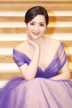 Tuổi U50, Hoa hậu Giáng My vẫn mặc bikini, váy khoét sâu đến bụng