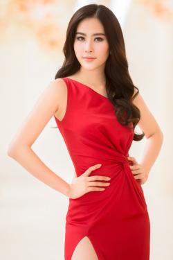 Nam Em mặc váy xẻ khoe chân dài mượt mà :x