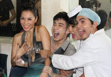 Nghệ sĩ sờ ngực, khám ngực trước đám đông: Đừng đùa với... vòng một!