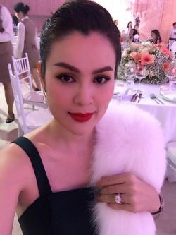 "Bạn gái Noo Phước Thịnh" mặc gợi cảm nhất đám cưới Thu Thảo