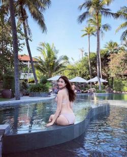 Phạm Hương "đốt mắt" khán giả bằng bikini bên bể bơi