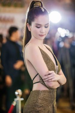 Ngọc Trinh bất chấp thời tiết giá lạnh, 'đốt mắt' với thân hình gợi cảm