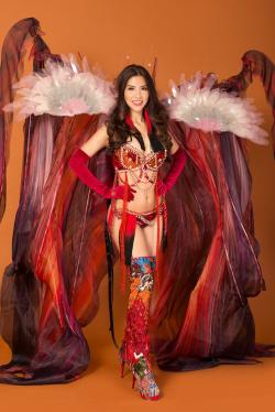 Nữ tiếp viên hàng không đi thi Hoa hậu sexy với nội y phong cách Victoria's Secret