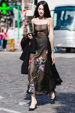 'Thả rông' đi dạo Paris, Thùy Trang được mời luôn vào công ty của Kate Moss