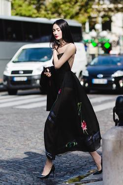 'Thả rông' đi dạo Paris, Thùy Trang được mời luôn vào công ty của Kate Moss