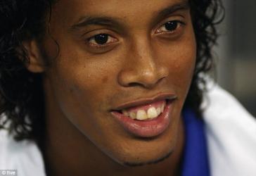 Ronaldinho giải nghệ : tạm biệt nụ cười sáng cả góc sân