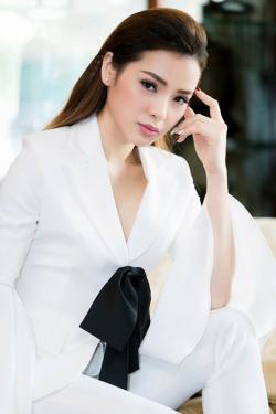 Phương Trinh Jolie: "Tôi bị thầy cấp 3 sờ mông, đẩy vào tường"