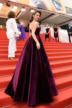 Thảm đỏ Cannes: Lý Nhã Kỳ diện tông tím, hóa thân thành 'Người đàn bà oải hương' vào ngày thứ 3