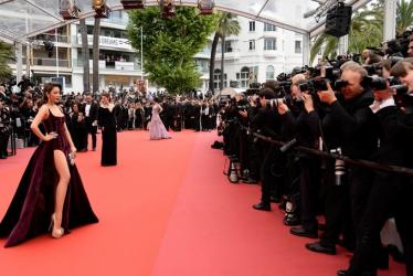 Thảm đỏ Cannes: Lý Nhã Kỳ diện tông tím, hóa thân thành 'Người đàn bà oải hương' vào ngày thứ 3