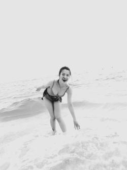 Ảnh áo tắm bikini Đông Nhi lại khiến fan 'mất máu'