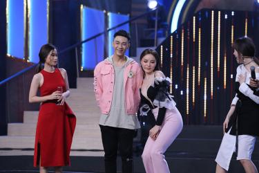Loạt trang phục bỏng mắt của mỹ nhân Việt trên sóng truyền hình