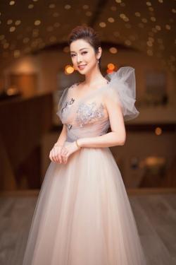 Jennifer Phạm khoe nhan sắc lộng lẫy của 'gái ba con' trông mòn con mắt