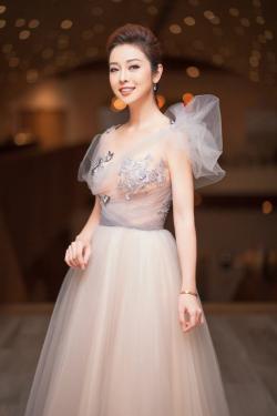 Jennifer Phạm khoe nhan sắc lộng lẫy của 'gái ba con' trông mòn con mắt