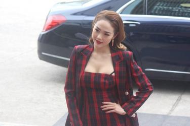 Minh Hằng khoe vòng 1 'nghẹt thở', sexy lấn át cả Thanh Hằng và Võ Hoàng Yến