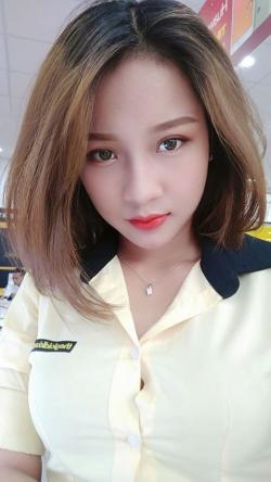 Em chỉ là cô bé bán điện thoại <3