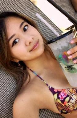 Tuổi U60, MC Kỳ Duyên mặc bikini đọ ngực 'khủng' với con gái tuổi 18