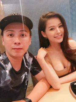 "Thánh nữ" Phi Huyền Trang, Hương Tràm hở bạo khi đi ăn hàng