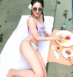 Bị nghi ngờ tu sửa vòng 1 khi đăng ảnh bikini, Trâm Anh đáp trả cư dân mạng: 'Kém miếng khó chịu à?'