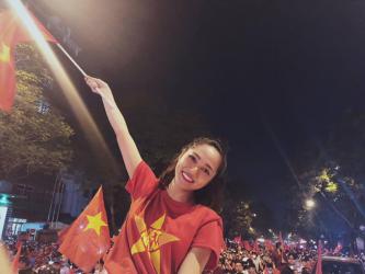 Sao Việt xuống đường 'đi bão' cùng hàng triệu người hâm mộ