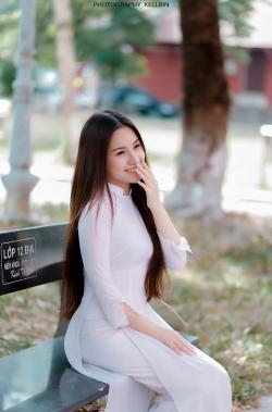 Bên kia lớp Địa em thướt tha ...Bên này lớp Toán anh trông qua