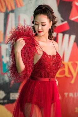 Maya mặc hở, nhảy sexy ở bar đêm giao thừa