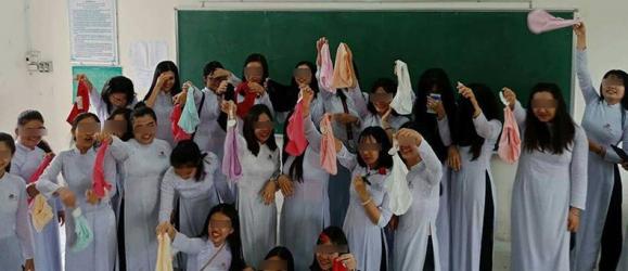Dân mạng bùng nổ tranh cãi với hình ảnh các nữ sinh mặc áo dài tạo dáng phản cảm với quần chíp