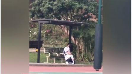 Kinh hoàng giới trẻ Việt: Giữa thanh thiên bạch nhật, cặp nam nữ rủ nhau ra sân bóng đông người thản nhiên 'hành sự'