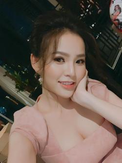Phong cách gợi cảm từ nhà ra phố của "Thánh nữ Mì Gõ" Phi Huyền Trang