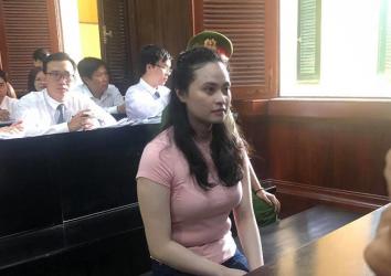 Hotgirl Ngọc Miu né ống kính phóng viên khi đến tòa