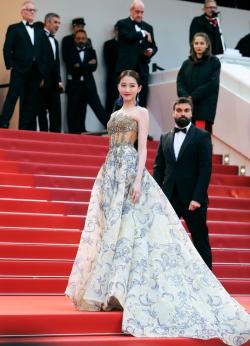 Quan Hiểu Đồng đẹp 'mơ mộng' cứu dàn mỹ nhân Cbiz "lố lăng" trên THẢM ĐỎ CANNES 2019
