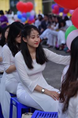 Nữ sinh Chu Văn An, Trần Phú duyên dáng, trong veo trong ngày bế giảng