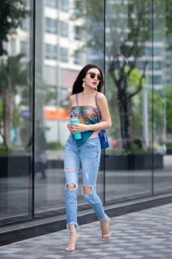 Yaya Trương Nhi dùng khăn thay áo, sexy dạo phố