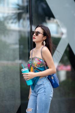 Yaya Trương Nhi dùng khăn thay áo, sexy dạo phố