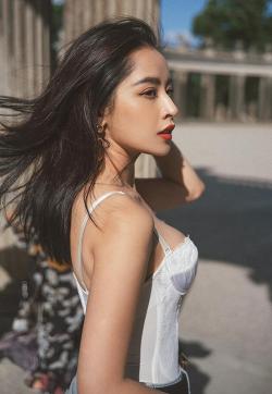 Chi Pu khoe ngực bạo dạn với áo như nội y