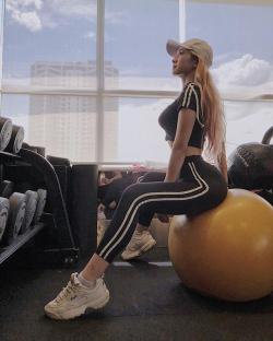 Xôn xao loạt ảnh gái xinh khoe vòng 3 khủng ở phòng gym, khoảnh khắc đời thường còn choáng váng hơn nhiều