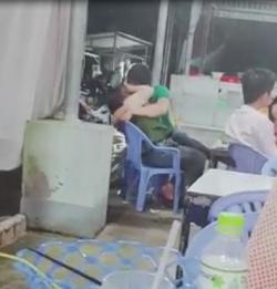 Đôi trai gái thản nhiên ôm hôn ngấu nghiến giữa chốn đông khiến người xung quanh ngơ ngác