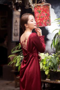 Quỳnh Nga mặc áo dài Tết hở lưng