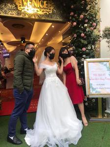 Cười "ra nước mắt" khi chụp ảnh cùng cô dâu ngày cưới đúng mùa virus corona