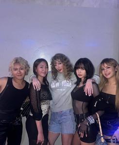 Lisa sexy tại taylor swift show